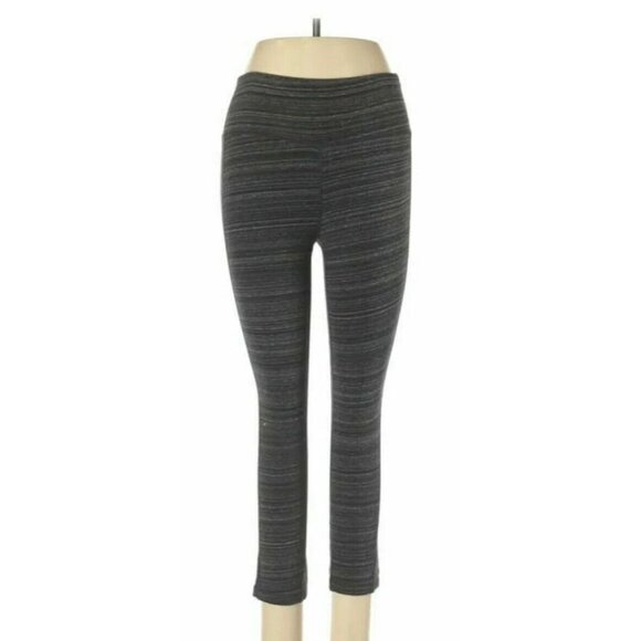 ALL in Motion™ Women's Contour Power Waist Textured Capri Leggings Black, XS - Picture 2 of 3